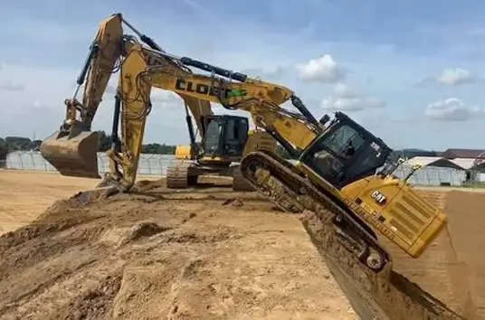 Graafmachines van Cloet aan het werk op een werf