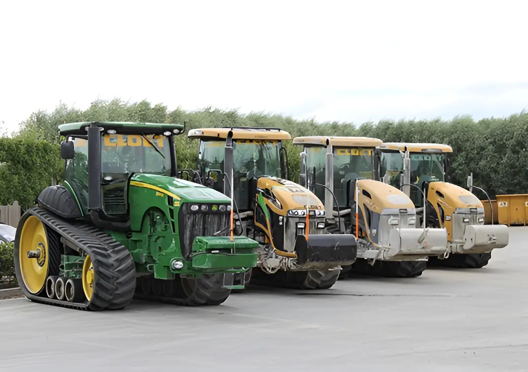 Tractoren en machines van Cloet op een rij op het bedrijfsterrein